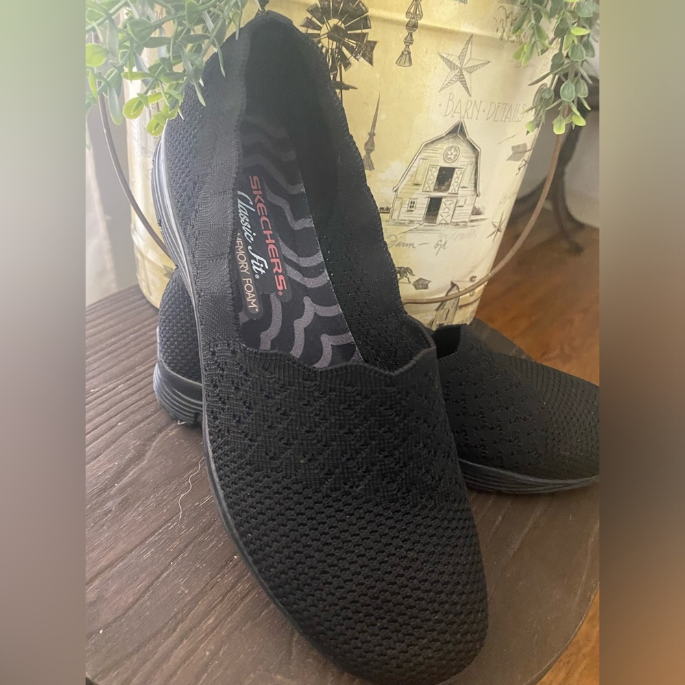 Women’s Skechers slip-ons~ Size 8~black